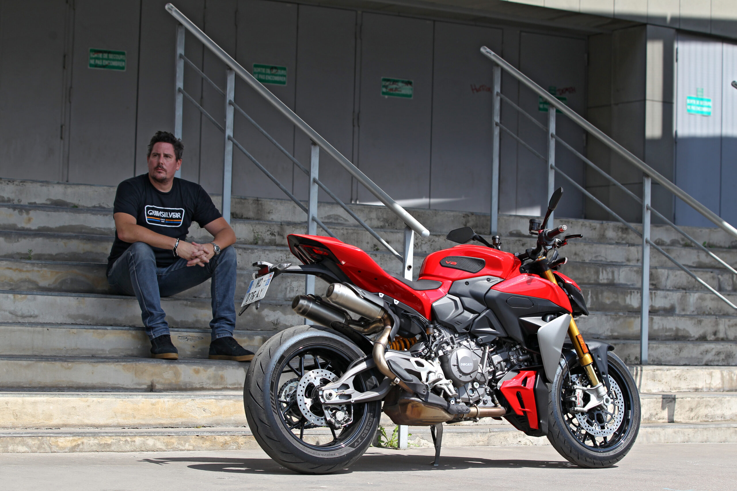 Ducati Streetfighter V2 S : un roadster sportif plus accessible mais toujours explosif