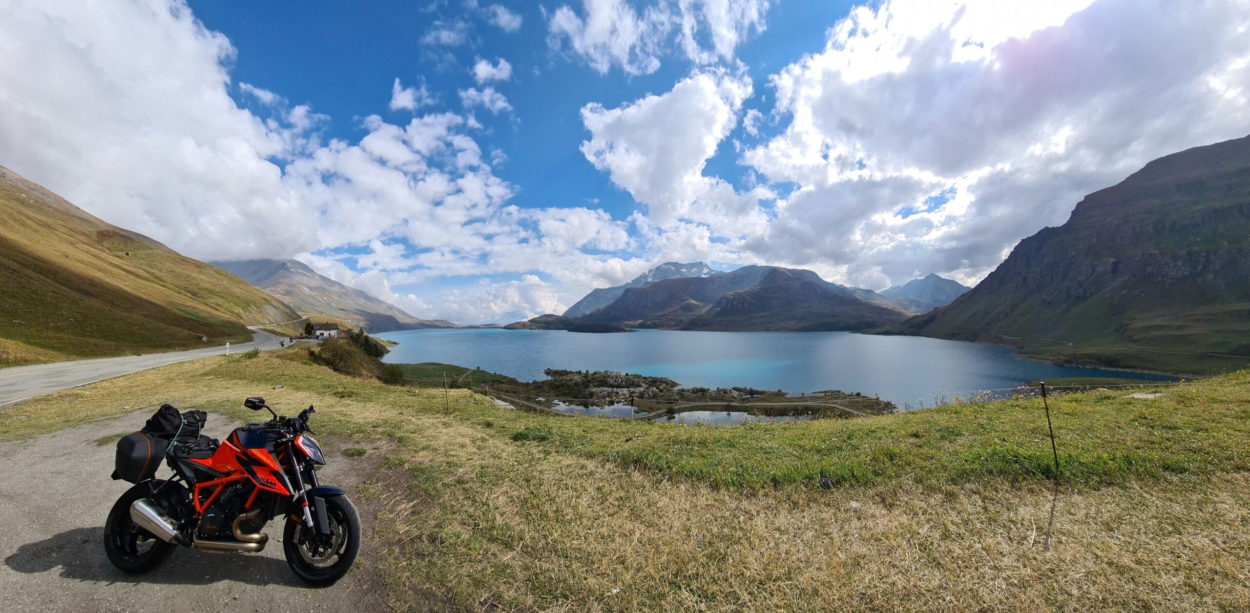 Les meilleurs cols des Alpes à moto : les itinéraires incontournables pour un road trip inoubliable